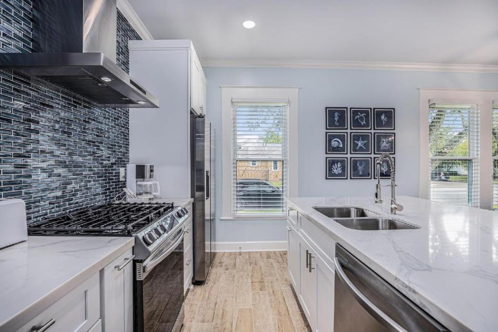 Luxury Designer Villa By The Beach Bright Beautiful Brand New Galveston Bagian luar foto